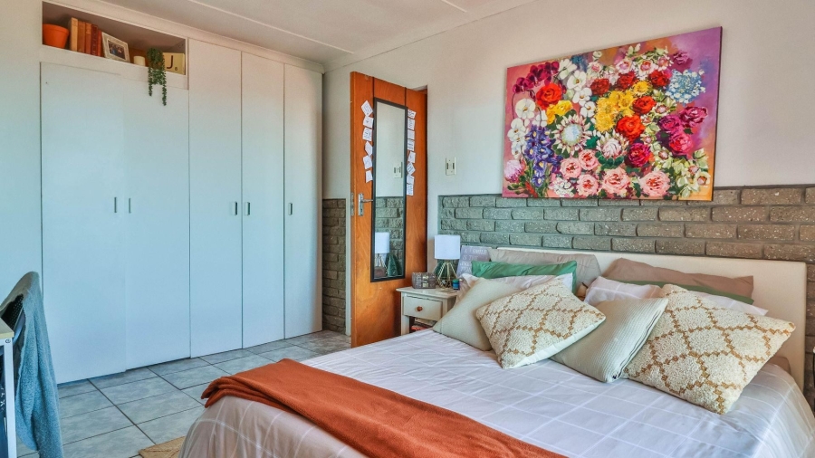 6 Bedroom Property for Sale in De Kelders Western Cape